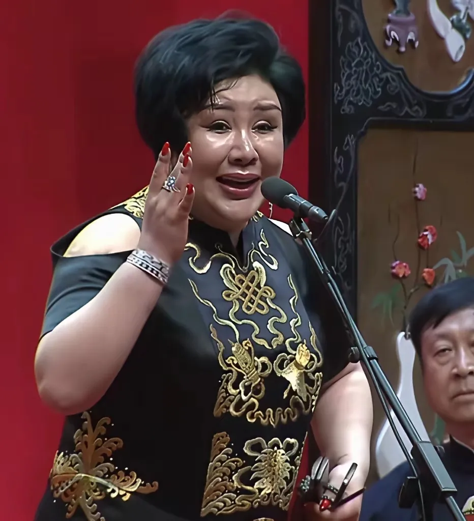 郭德纲的妻子王惠表演京韵大鼓时的一幕，有范儿。