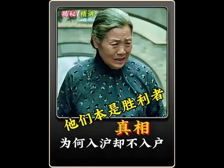 解放军战士为了不打扰百姓休息，寒冬雨夜睡马路，这一幕所有国人为之落泪！