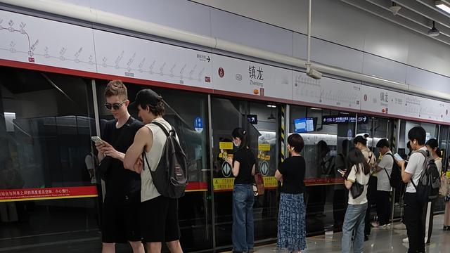 11尔尔散散：看看广州的地铁里面，两个外