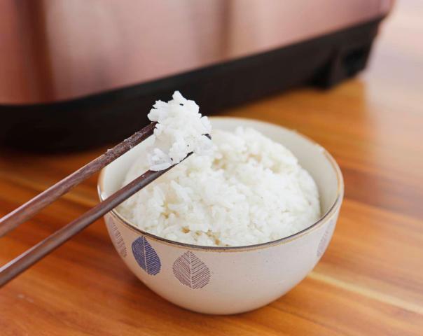 35岁女子，每天光吃菜不吃米饭，半年后，身体发生了什么变化？