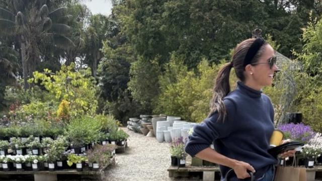 临期少女：新照片，买花的梅根。 梅根在自