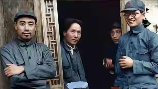 东方萤：这张老照片太有画面感了！毛主席