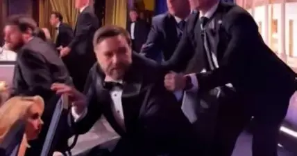 万斯伏地秒被架走，特朗普还在台上晃，谁在真保谁？