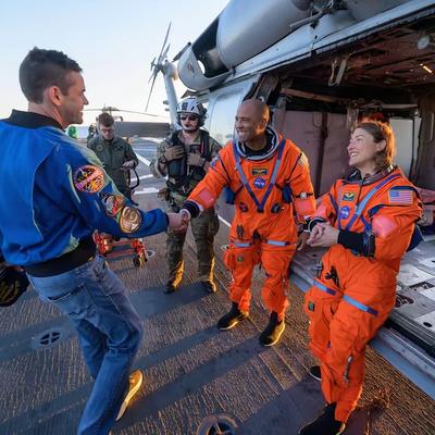 乖巧海洋k：仔细看，图中这位穿牛仔裤的男