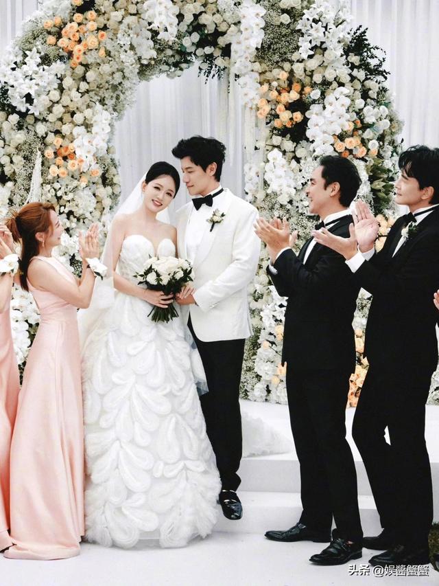 从综艺走到婚姻：46陈乔恩与37岁曾伟昌相差9岁的甜蜜姐弟恋