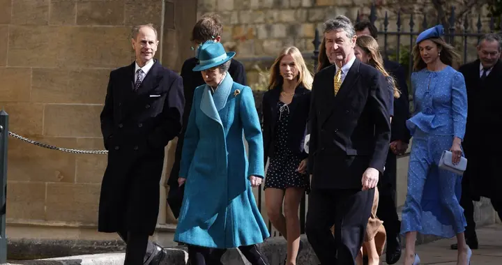 安妮公主带领家人出席复活节！哈丽特穿波点裙美翻，扎拉一家缺席