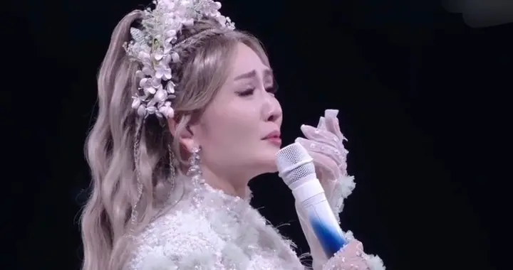 45岁谢娜人生首场演唱会，何炅零路透惊喜现身，27年友情让人感动