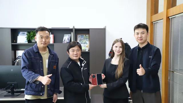 MayHo美好：荣耀派人赴重庆给张雪送手