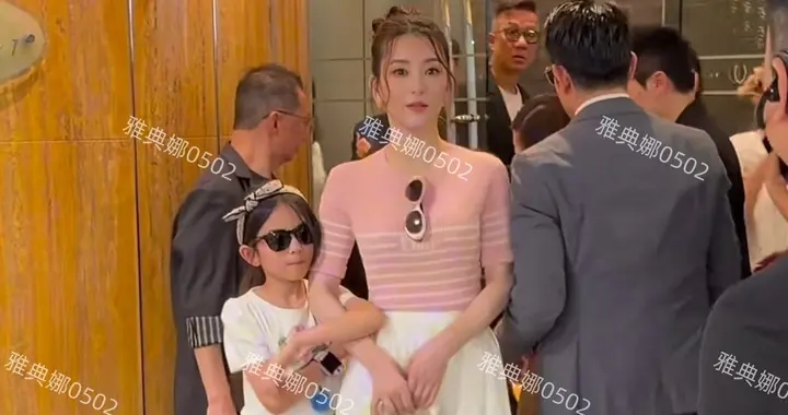 郭富城一家四口以及经纪人小美一起现身马场，方媛一身名牌派头足