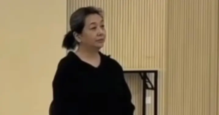 江珊58岁生日工作度过，满头白发还是很有气质，同事给她生日惊喜