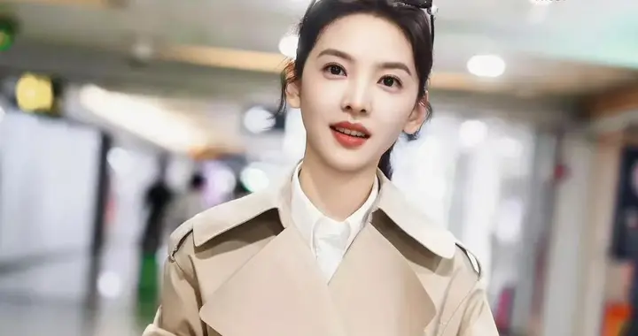 章若楠机场私服真会穿！卡其色风衣+衬衫+短裤，时髦洋气又高级！