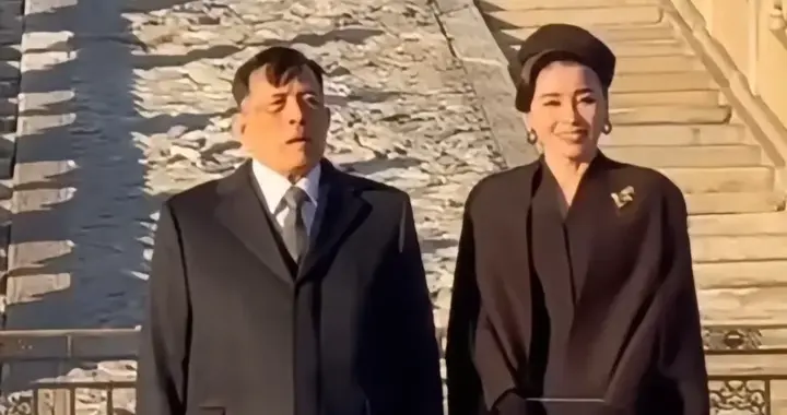 故宫最后一程，苏提达王后以标志性黑丝细跟，定格告别时刻的优雅