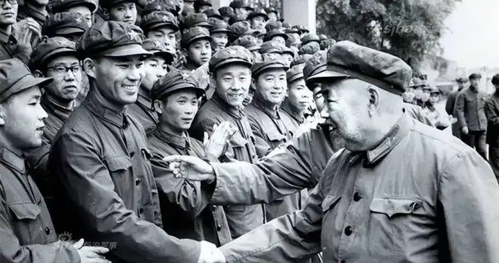 叶帅问许世友：南京军区还指挥得动不？许世友：军区司令是我保镖