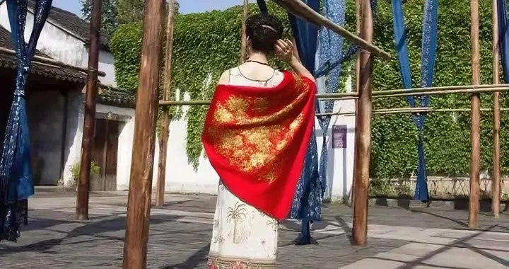 风韵迷人的老板娘，请赵秀才写了一副对联，把赵老太气得死去活来