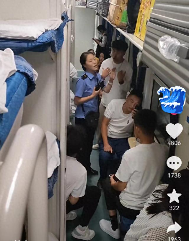 大学生不愿换卧铺位置，老人破口大骂，网友请求“地铁判官”出面