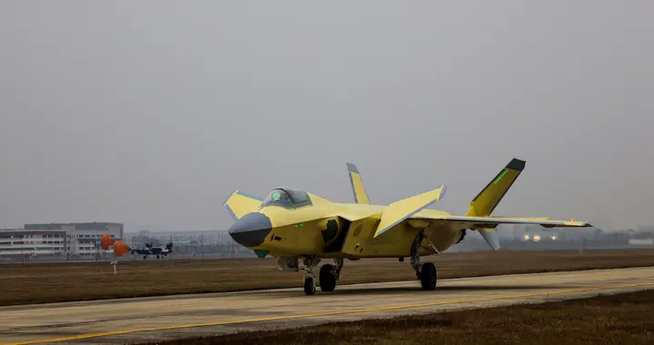 外媒：中国歼20隐形战斗机搭载涡扇15发动机，挑战F22猛禽