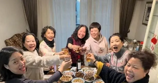 何赛飞回老家聚会太惊喜！发小相伴+地道浙菜，家装修藏满艺术感