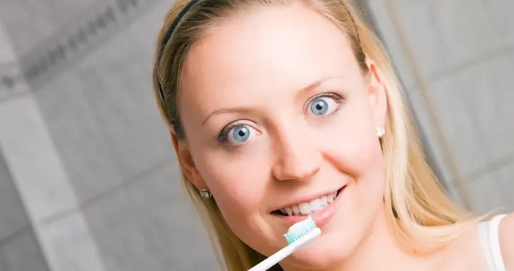 早上刷牙还是晚上刷？多数人搞错了，难怪牙齿越来越黄