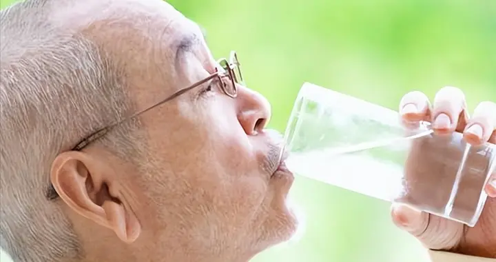 有没有前列腺炎，看喝水就知？患前列腺炎的人，喝水后或有5症状