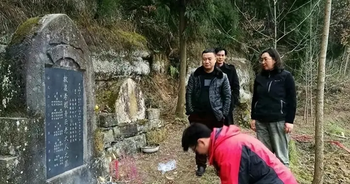 上坟要磕几个头？3个还是4个？老人说“神三鬼四人一”是啥意思？