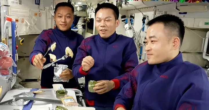 中美航天对比：为何我国航天员要搀扶出舱，美国却能站着打招呼？