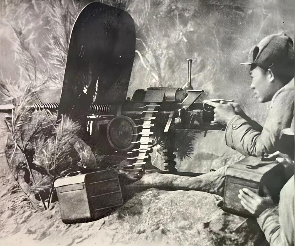 一块钢板救了很多人的命，抗美援朝期间，志愿军武器装备经历了很大变化。入...