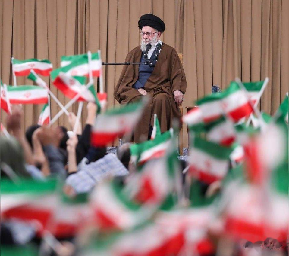 当地时间11月3日，伊朗最高领袖哈梅内伊通过国家电视台发表公开讲话，回...