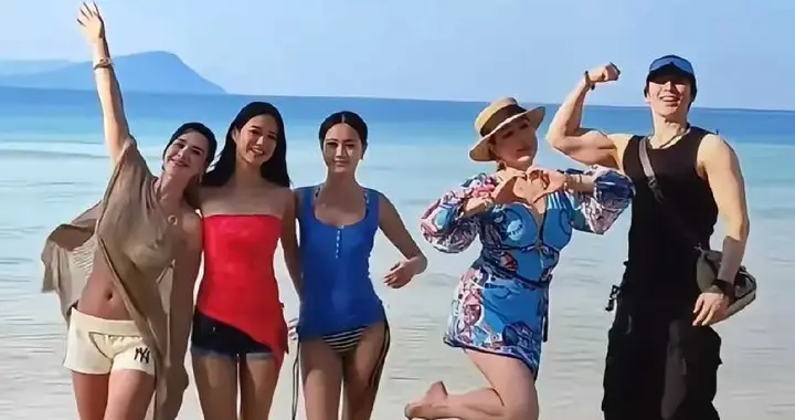 56岁钟丽缇晒一家人泳装照，17岁小女儿身材逆天，张伦硕大秀肌肉