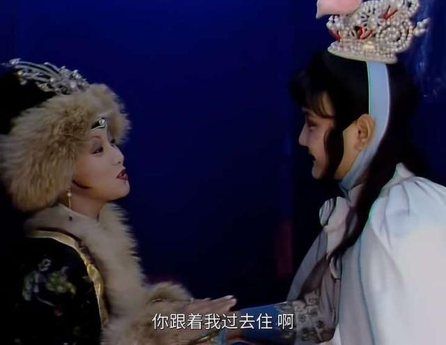 为什么贾宝玉从不要三春的胭脂吃，不去摸王熙凤白腻的脖子？