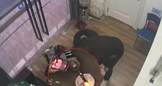 别把金光当保命符。上海一假黄金典当被打火机查出