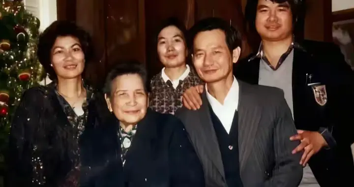 吴石将军牺牲31年后，1981年妻子王碧奎和儿女在美国的团圆合影