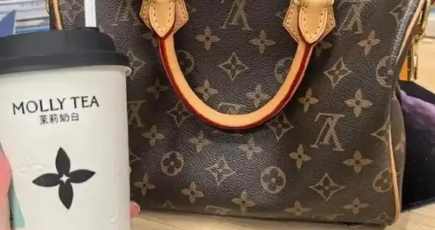 LV上海大秀，刘亦菲罕见缺席，3人高调站台，更恶心的在后面