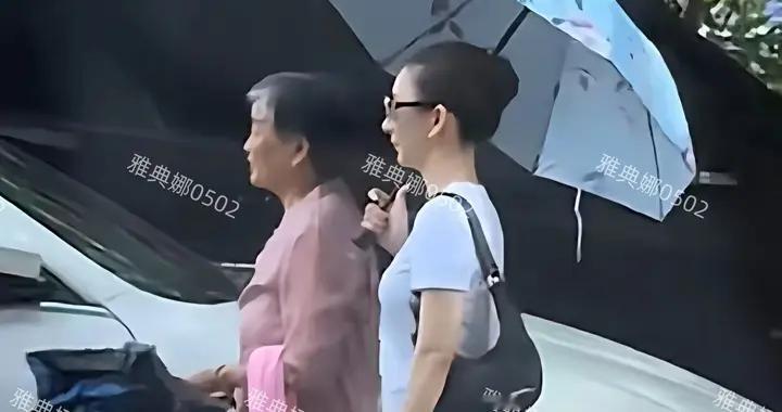 方媛不会开车也没司机，在安徽老家陪外婆逛超市打车回家很接地气