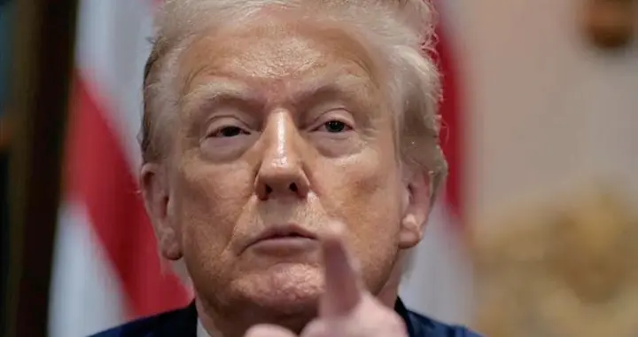 美伊打不起来了？特朗普按下暂停键，伊朗货币崩盘，民生怒火难平