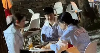 北京大满贯欢迎晚宴，莎莎和佳佳任姐一起吃出了闺蜜聚会的幸福感