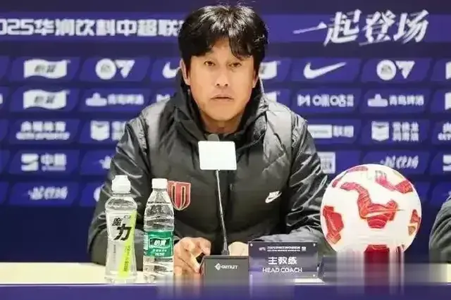 随着成都蓉城登顶，于根伟肠子悔青，如果不跪海港，第一应该是他