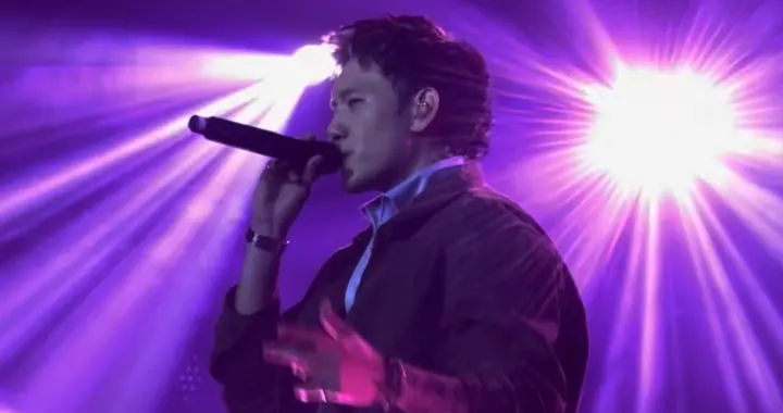 说唱歌手GALI演出时吸烟！闹大后删舞台照片，北京卫健委介入调查