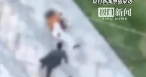 女子遛狗被打，凶手专踢小腹，曝下体被打出血，叫嚣报警也不怕