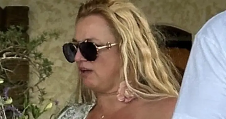 “小甜甜”布兰妮海边度假裙子不慎滑落却若无其事，被曝神志不清