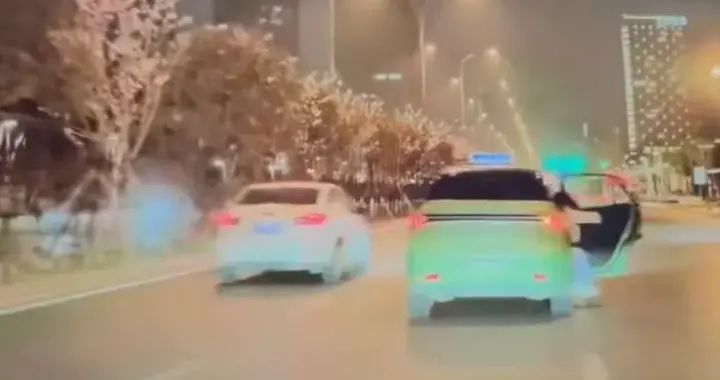 西安一出租车行驶中后门大开，女子掉落疑似被碾压！交警已回应