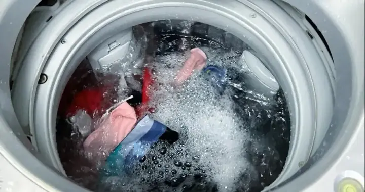 洗衣液不能直接倒洗衣机里？多亏老师傅提醒，原来我一直做错了