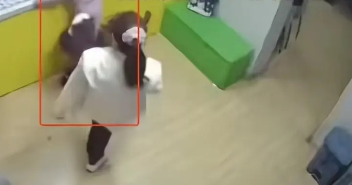 4岁女孩汉堡店被陌生女踢踹后续:连踹两次，监控曝光，孩子被吓坏