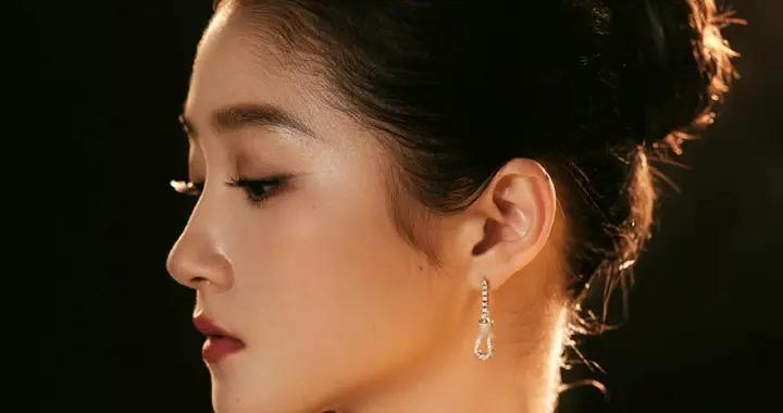 关晓彤盎然绿玫瑰，优雅夺目的女明星气质