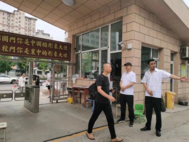 中学智能系统校门，收费每人一年100元，“自愿”两个字成遮羞布