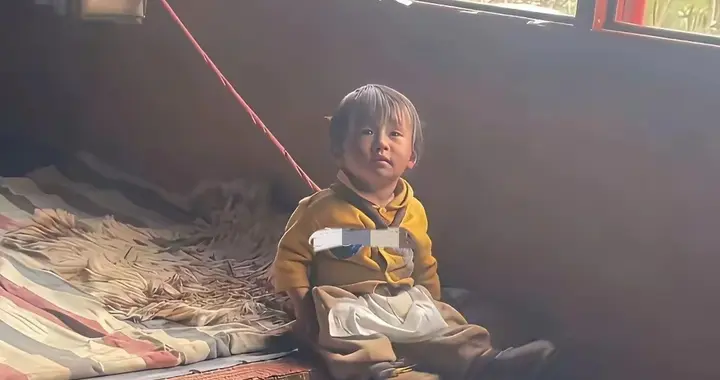 她到底哭了多少次，才会这么安静的在晃脚看天空 ​​