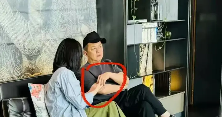 李亚鹏约会被拍！女子像大学生，在香港酒店大堂手牵手，举止亲密