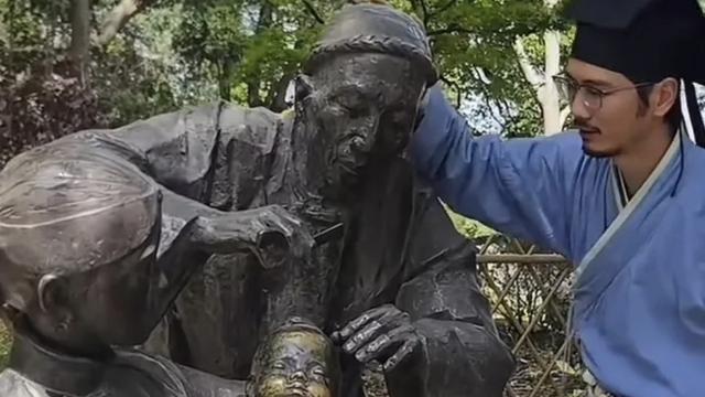 浮休道人：大清亡了 不用剃头了 还给小孩