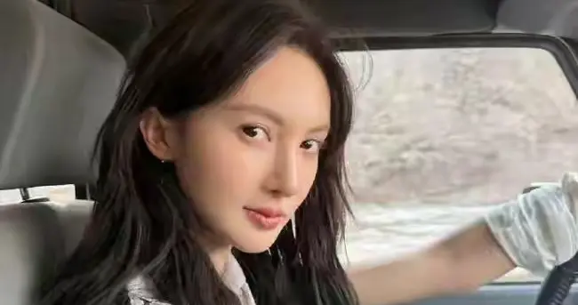 演员金晨人设塌房，被曝交通肇事逃逸，助理顶包，春晚要黄了？