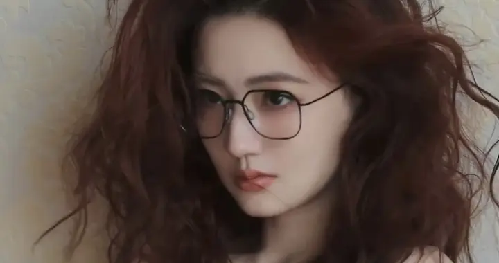 徐璐，身穿吊带裙，好白好媚啊！