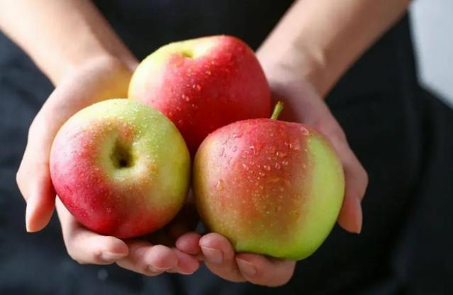 糖尿病患者坚持食用苹果，对控制血糖有益吗？